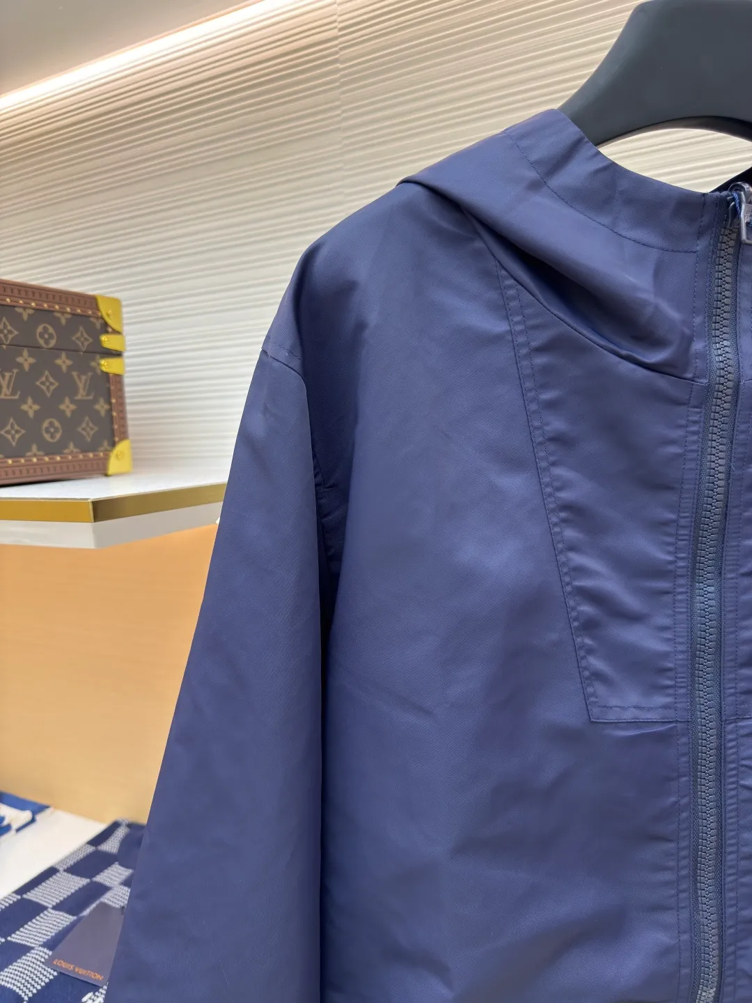 LOUIS VUITTON double-sided windproof pin jacket ●Authentic product: 23000 purchased and developed ●Item number: 1680475-C55 ●Fabric: polyester fiber fabric ●Technology: jacquard ●Version: fitted version ●Weight: about 555 grams ●Size: 44-46-48-50 ●Description: The solid color fabric is made of nylon encrypted matt twill fabric, and the jacquard fabric on the other side is made of 50D nylon yarn-dyed jacquard fabric. The solid color front panel is laser-burned, hand-made of white copper, with a triangle pin with logo and glossy finish. The front panel pocket uses a hardware keychain to hang a folding clothing tag, and the jacquard letters on the front chest placket are made of single-piece flowing pure It is cut by hand to restore the flower, and all the pieces are numbered. The pockets are also cut with the restored flower number. The fabric is relatively light and silky, and it takes time to cut accurately. The front and center are equipped with a double-circulation puller 5# orbital zipper. The hem and the hood are worn with spiral elastic ropes with ring anti-slip buckles, square pig nose buckles with logo, and all holes are punched with hardware and logo on the cloth-colored cornrows.